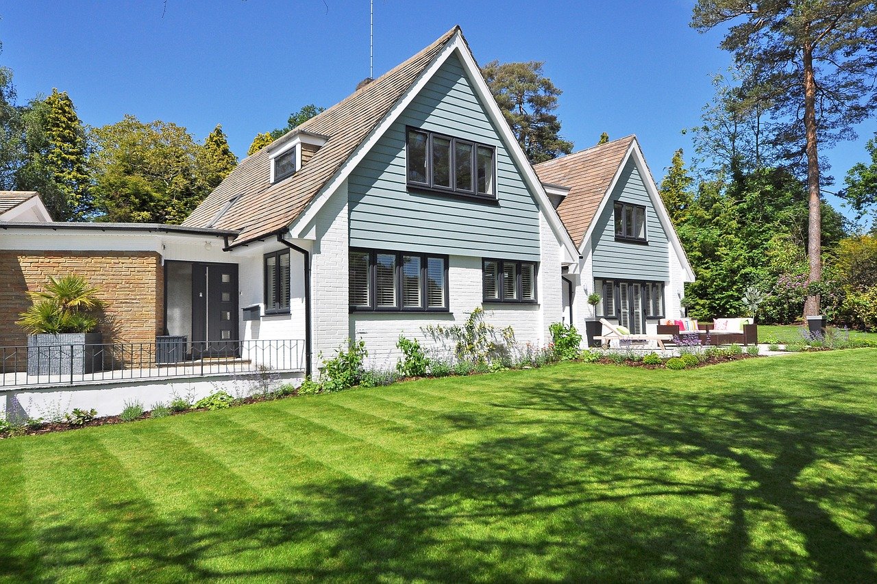 villa avec une belle pelouse verte
